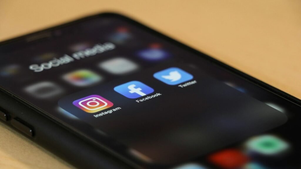 Facebook lead generation ads Dubai social media marketing on smartphone